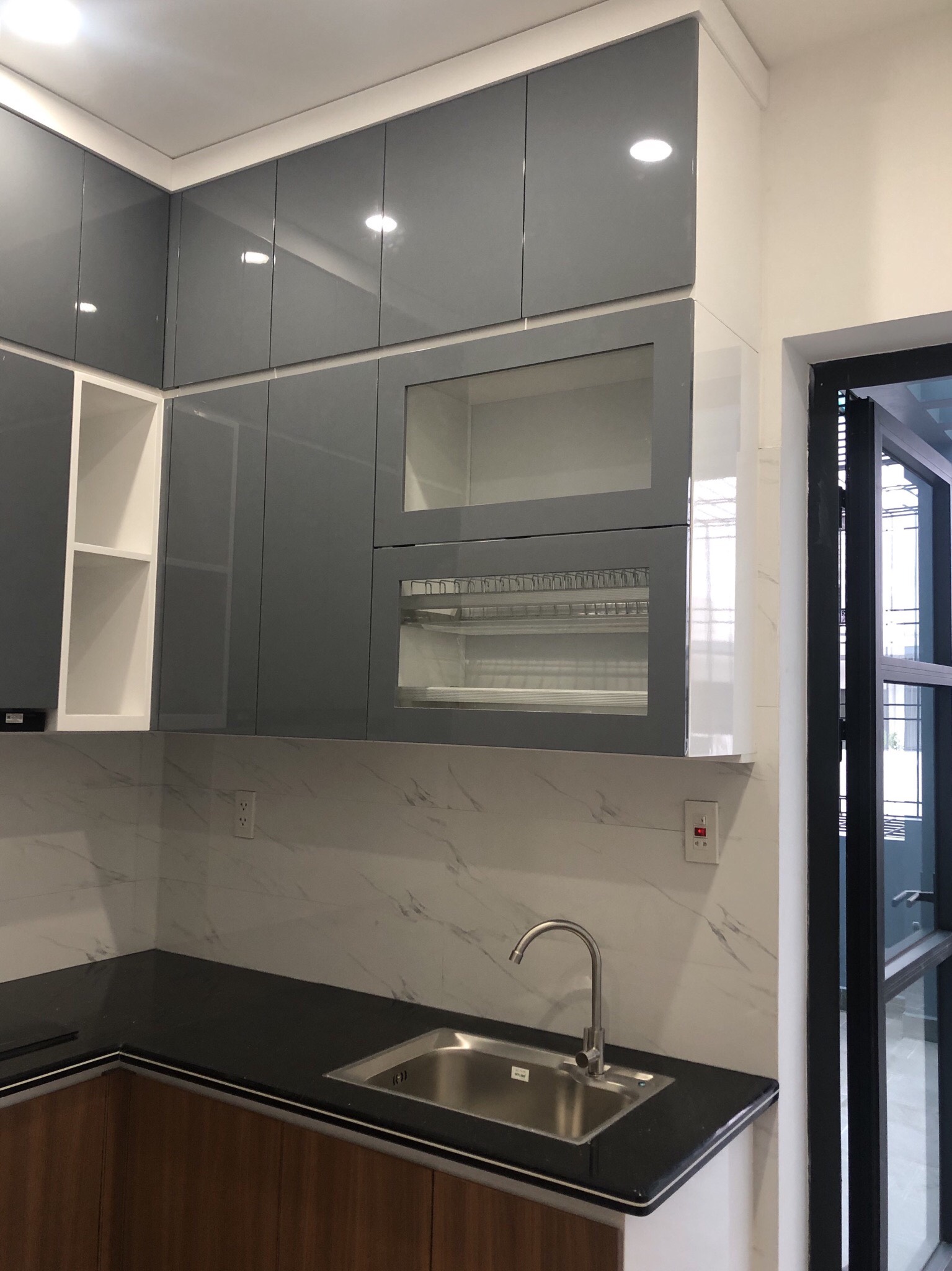Chất liệu thi công tủ bếp nhựa nhà anh Minh