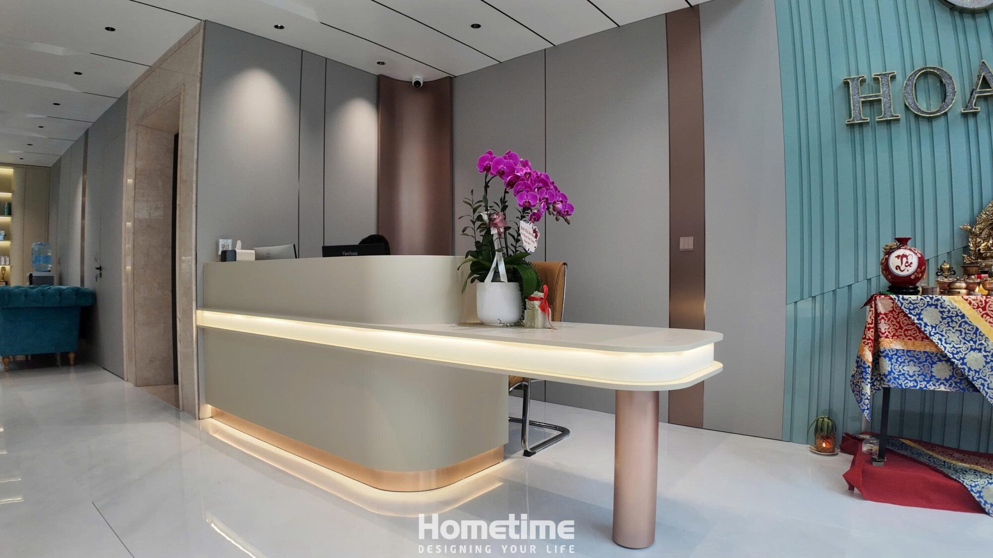 Chiếc bàn lễ tân được thiết kế bo cong mềm mại, tạo cảm giác uyển chuyển