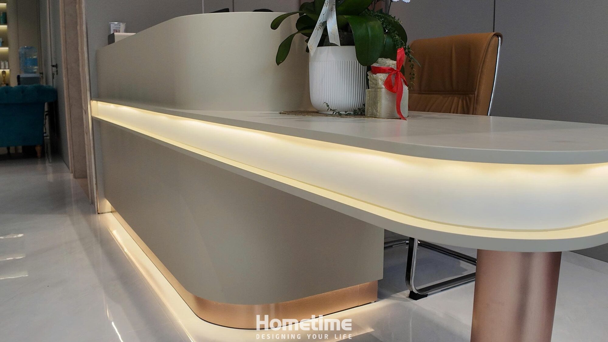 Hệ đèn LED âm viền được bố trí khéo léo bên dưới, giúp tạo hiệu ứng thị giác độc đáo