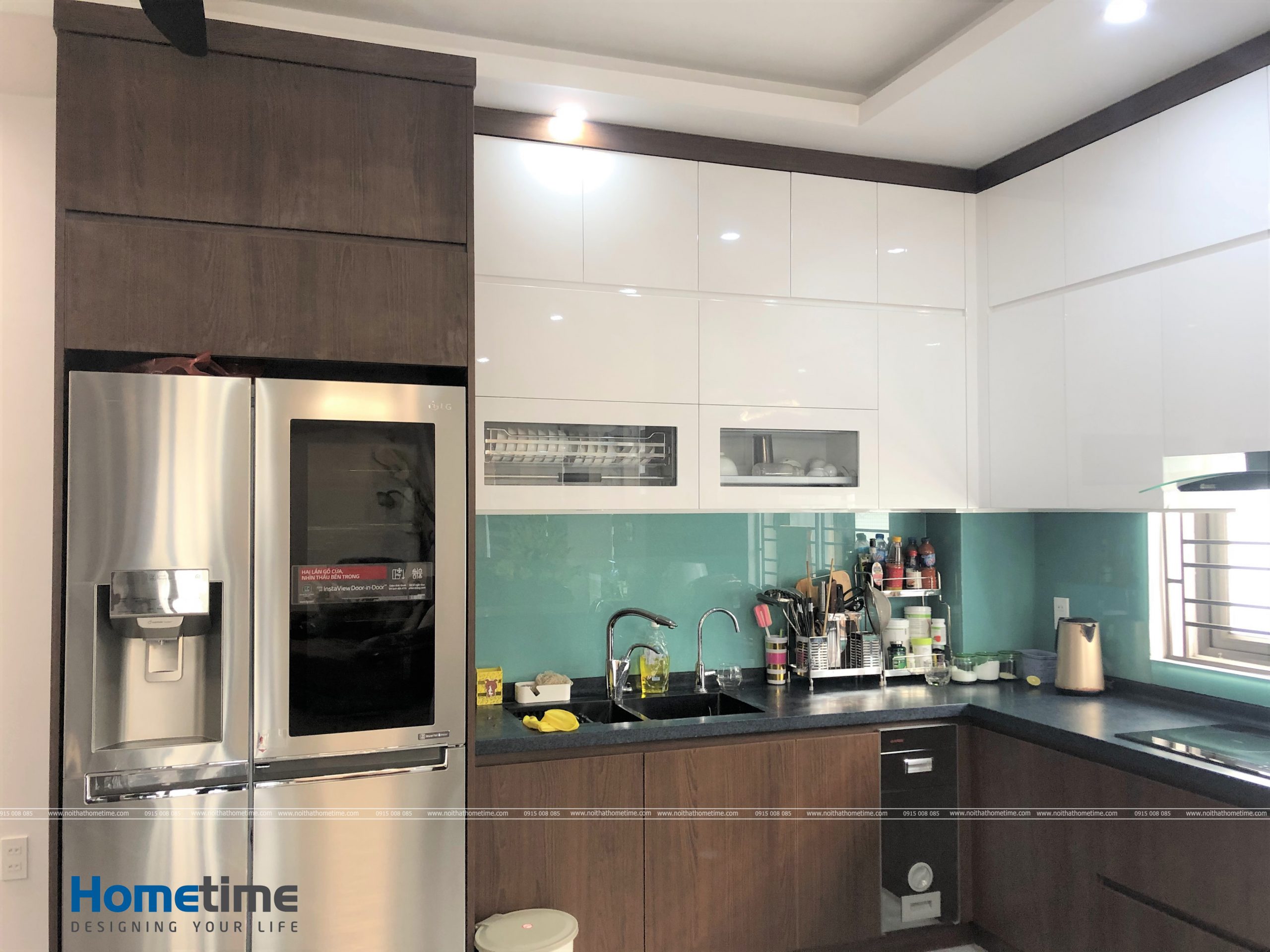 Tủ bếp nhựa kịch trần sơn men kết hợp phủ laminate