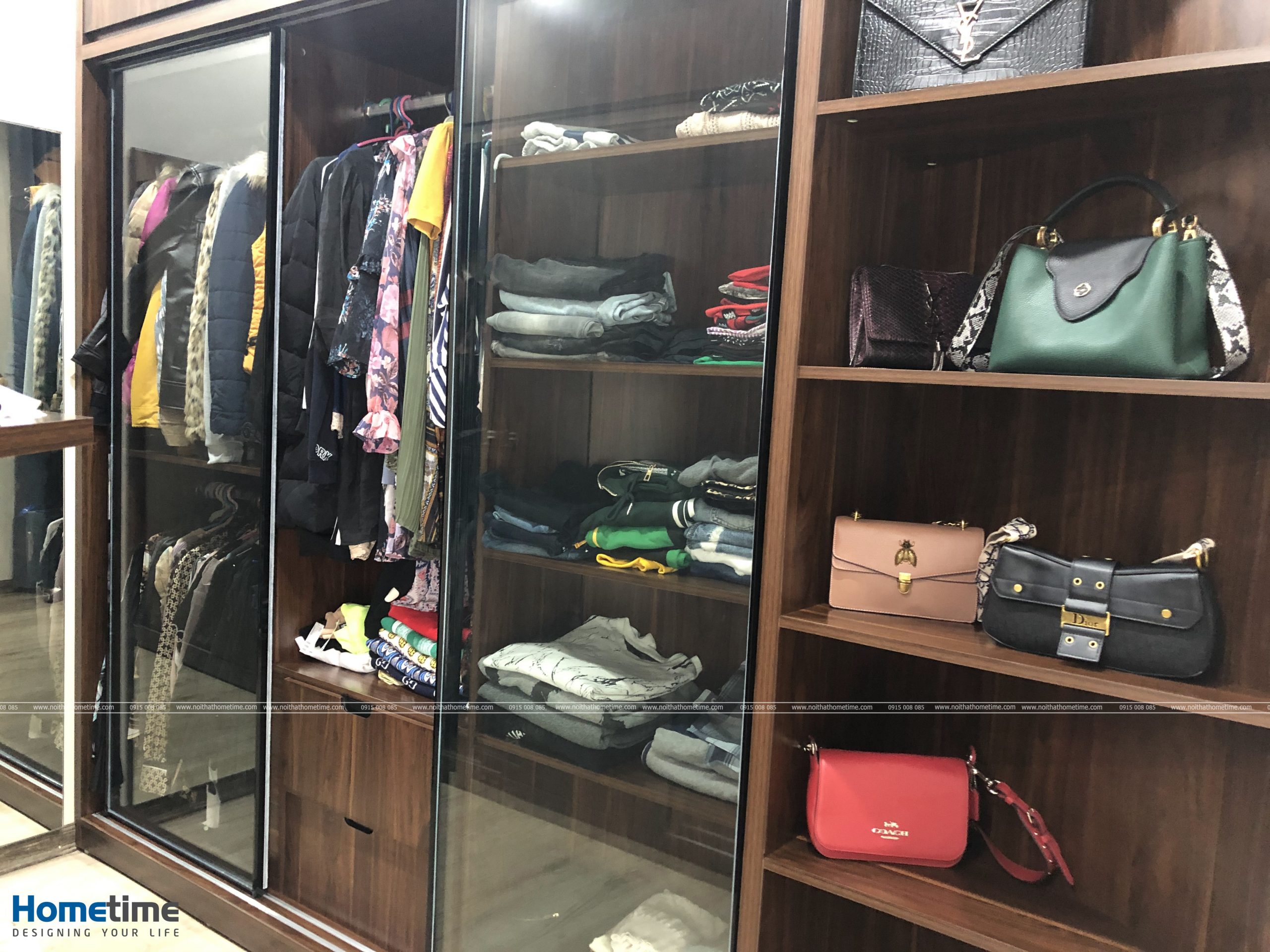 Mẫu tủ quần áo hiện đại với mặt kính trong suốt
