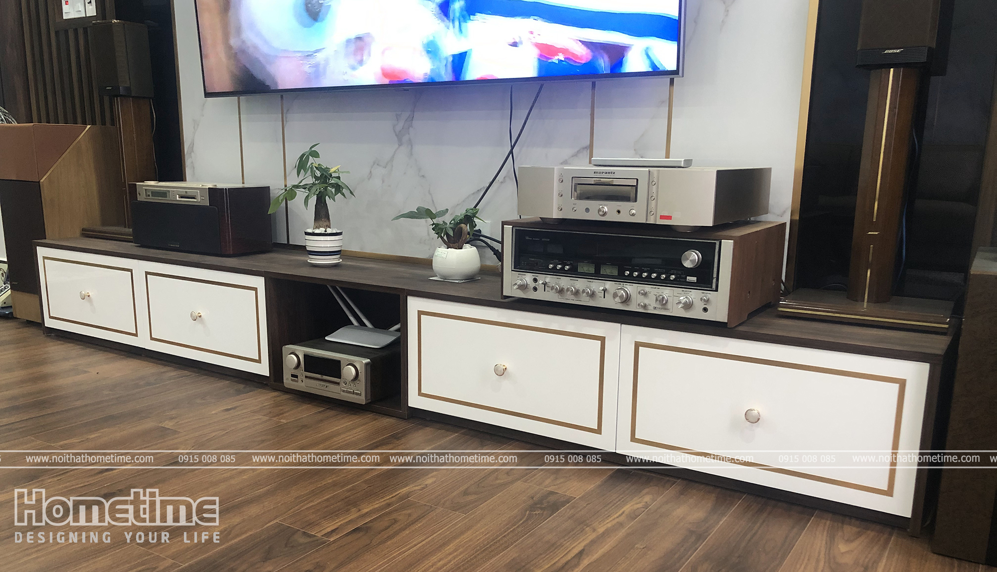 Mẫu kệ tivi màu trắng với họa tiết trang trí
