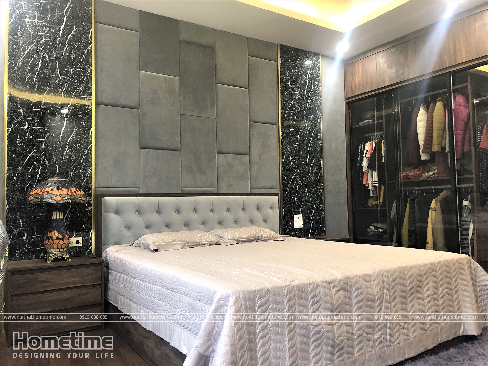 Giường ngủ rộng êm ái với gam màu dịu nhẹ
