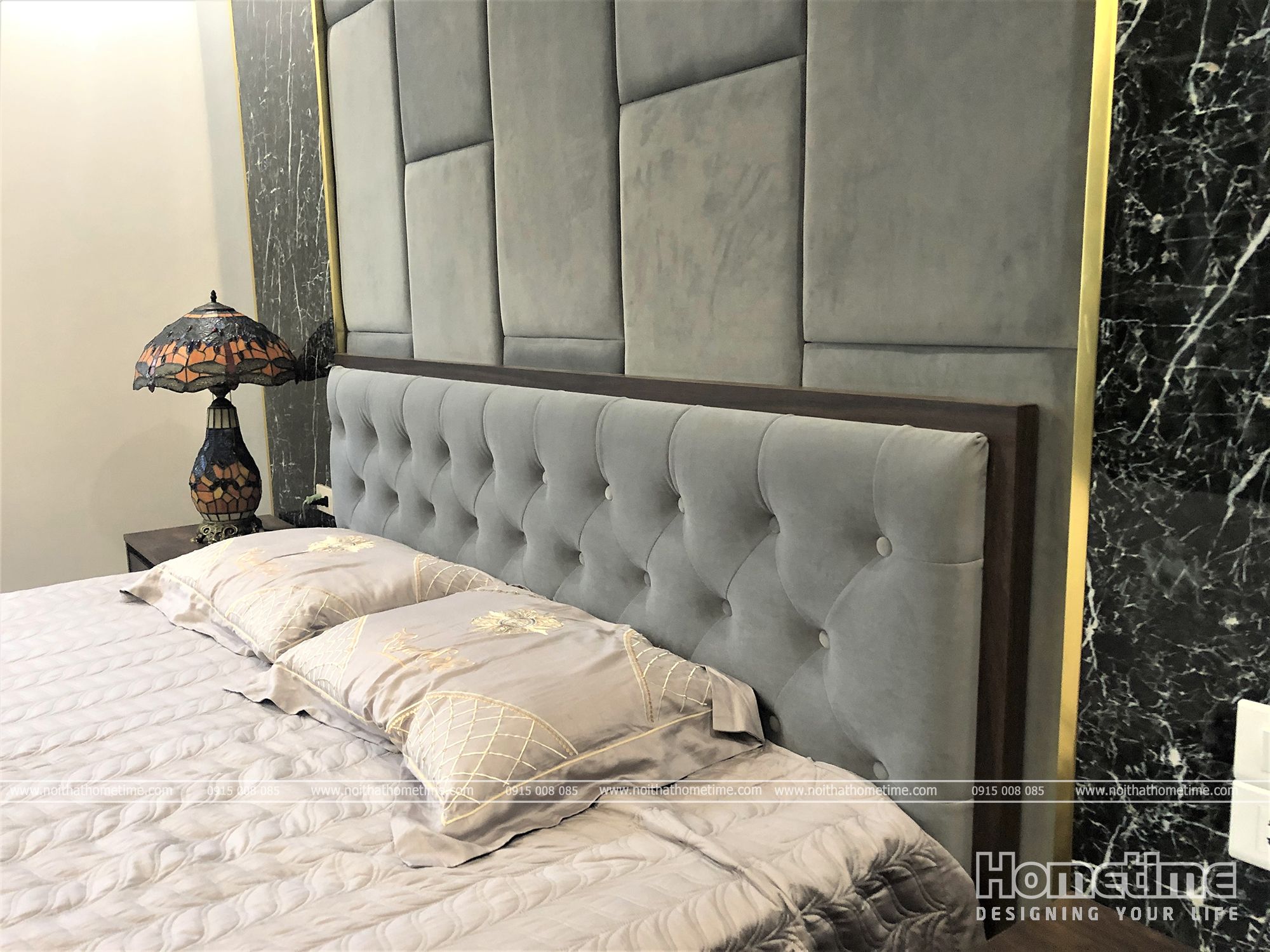 Vách đầu giường được bọc nỉ quả trám