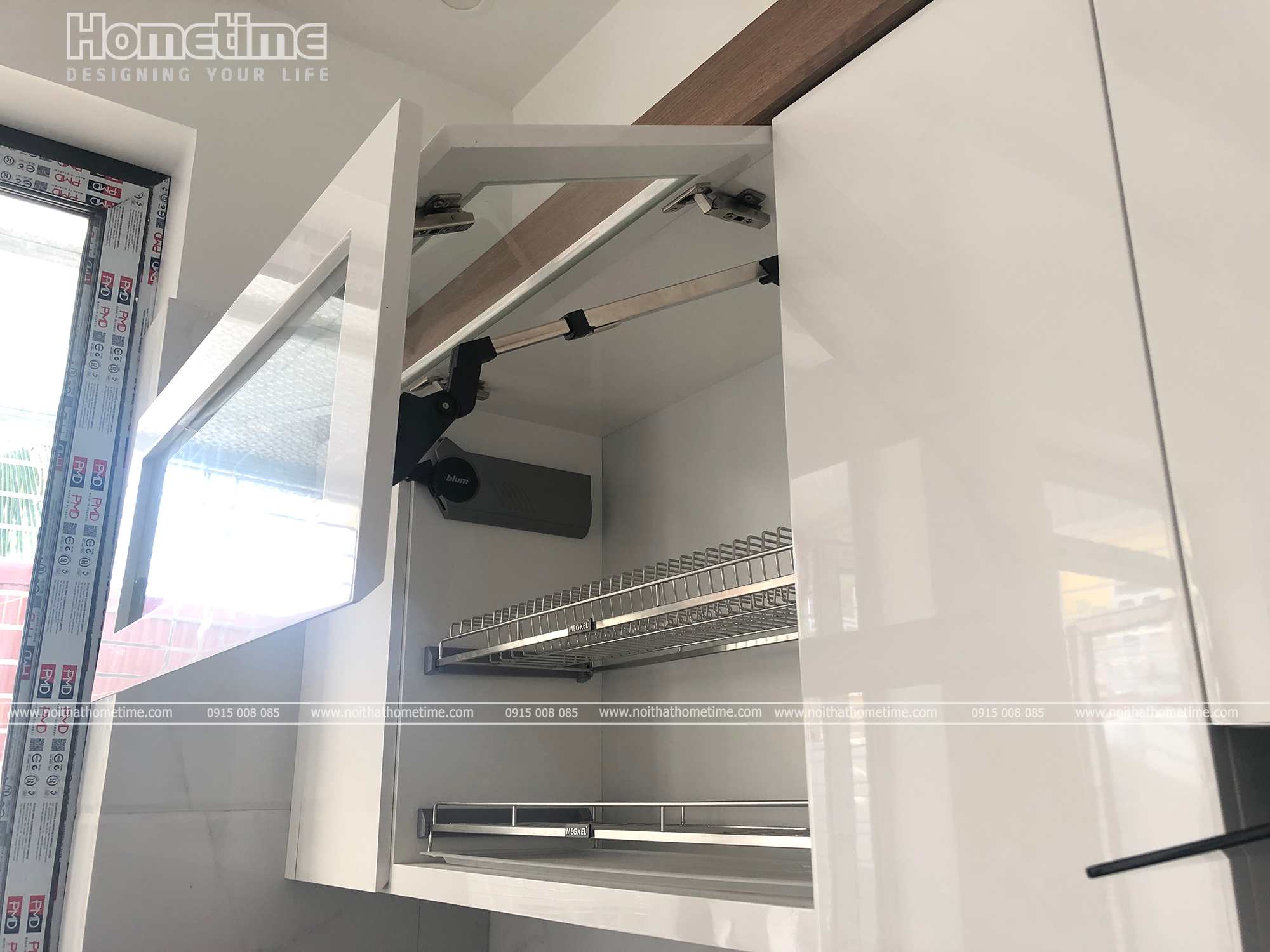 Cánh tủ giá bát đĩa nâng hạ hoạt động một cách dễ dàng